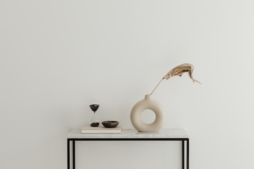 Entryway Decor Ideas: 15 Stunning Ways to Impress Guests Elegant entryway with bold designer console table